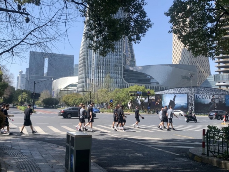 心態放松，有網友拍到澳大利亞隊早上在萬象城citywalk